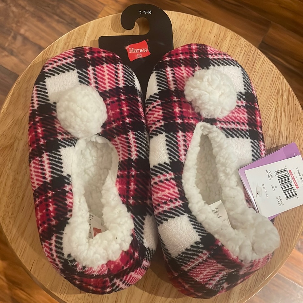 HANES SLIPPERS, NWT